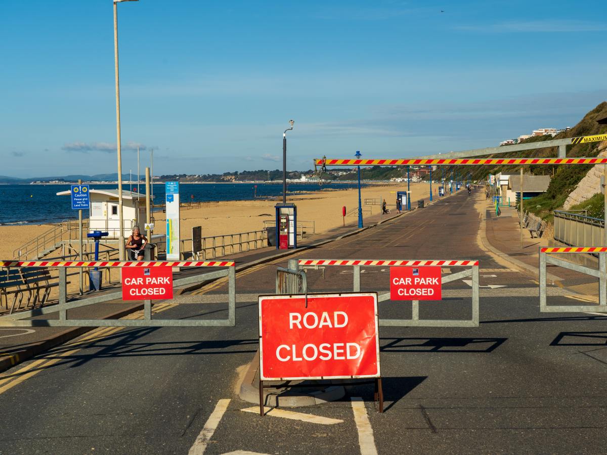 Blocking behaviour mechanisms of the&nbsp;relationships